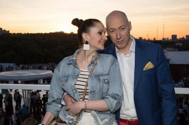 Жена Дмитрия Гордона показала себя в жарких объятиях супруга