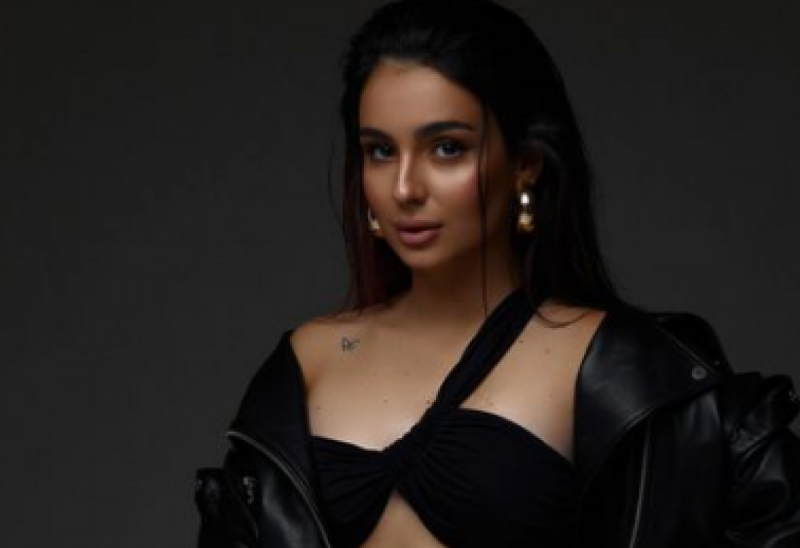 21-річна Анна Трінчер оголилася на камеру під час банних процедур