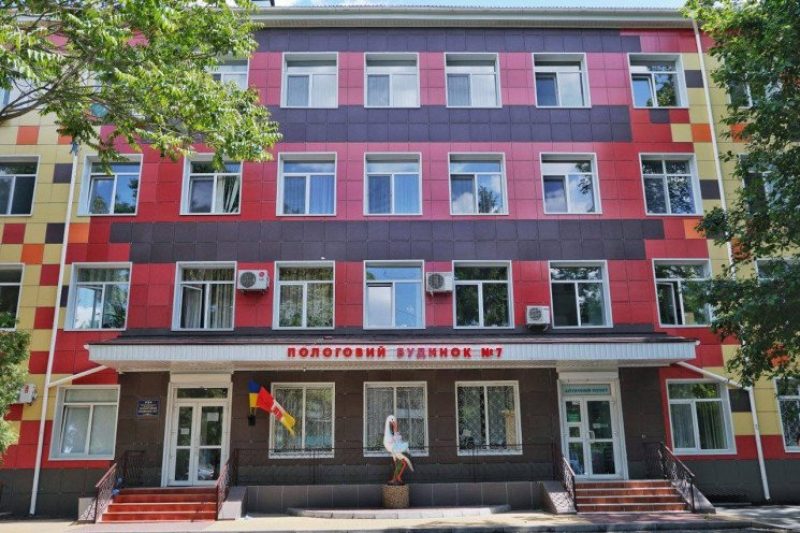 "Панаехали": в Одессе охранник роддома напал на мужчину с ребенком из-за украинского языка