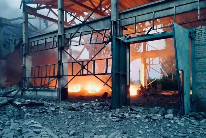 Враг мощно ударил по Днепропетровщине: повреждены частные дома и предприятие, есть раненая