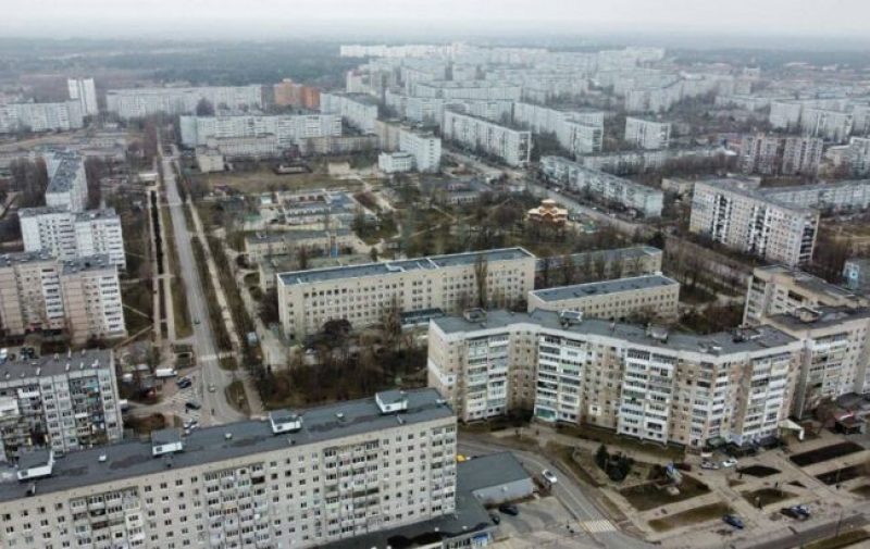 Пылают машины, поврежден жилой дом: Энергодар попал под мощный вражеский обстрел