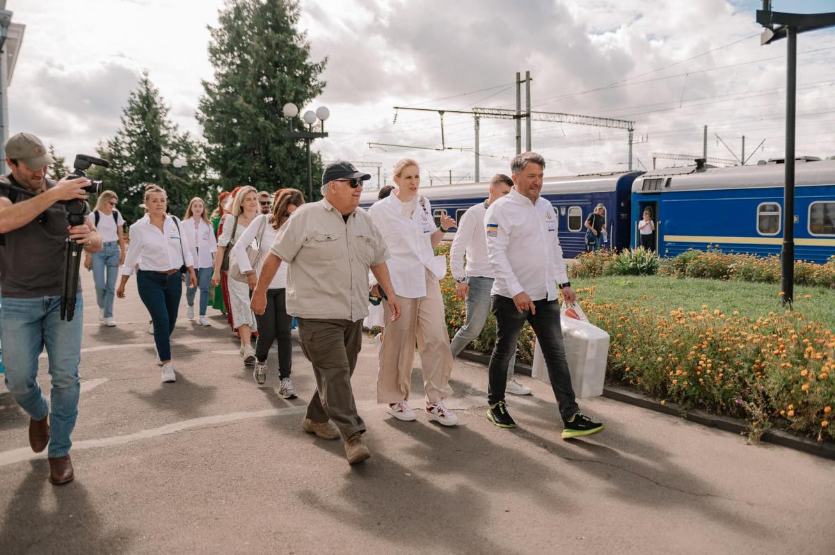 Американський мільярдер Говард Баффетт відвідав Рівненщину і попрацював на комбайні Американський мільярдер Говард Баффетт відвідав Рівненщину і попрацював на комбайні