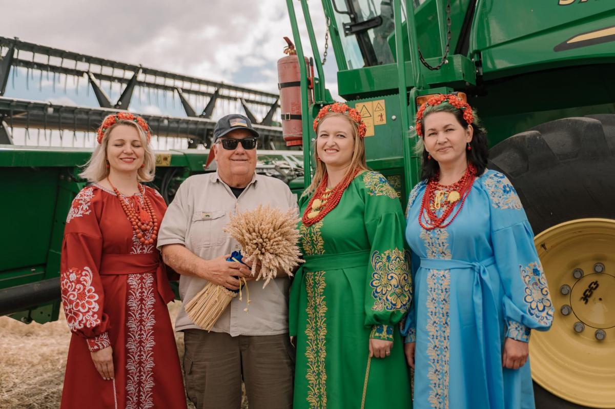 Американський мільярдер Говард Баффетт відвідав Рівненщину і попрацював на комбайні Американський мільярдер Говард Баффетт відвідав Рівненщину і попрацював на комбайні
