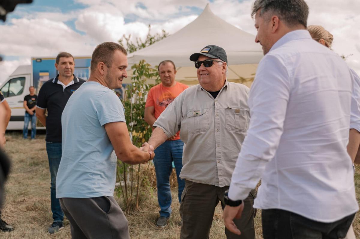 Американський мільярдер Говард Баффетт відвідав Рівненщину і попрацював на комбайні Американський мільярдер Говард Баффетт відвідав Рівненщину і попрацював на комбайні