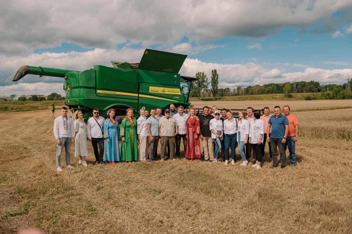 Американський мільярдер Говард Баффетт відвідав Рівненщину і попрацював на комбайні Американський мільярдер Говард Баффетт відвідав Рівненщину і попрацював на комбайні