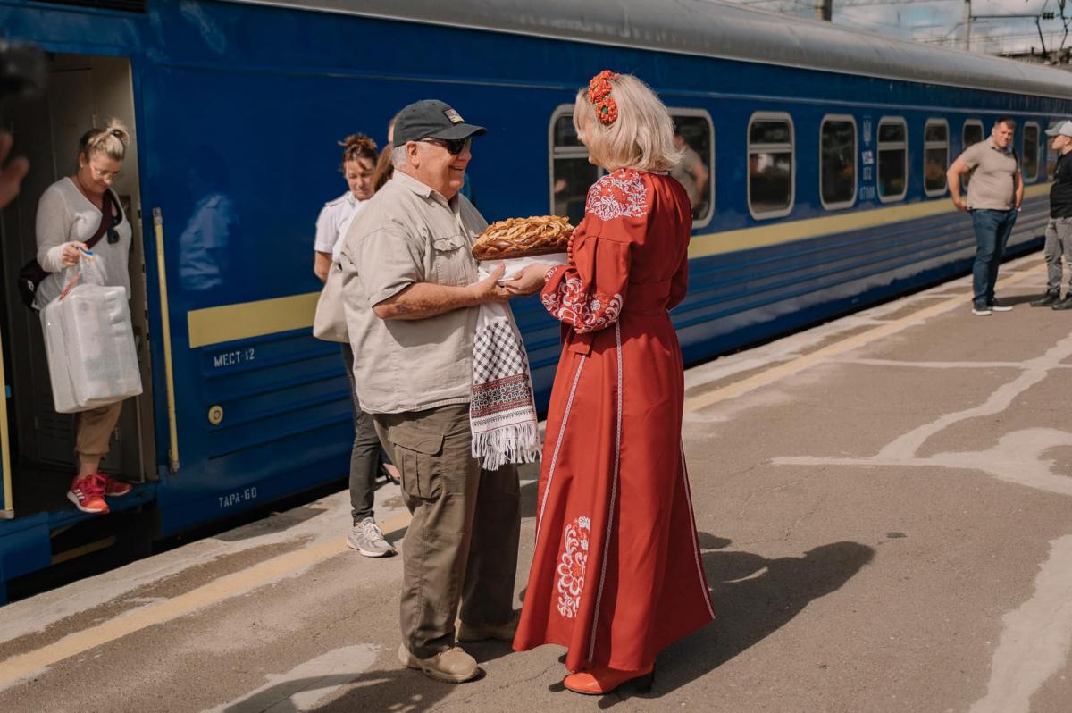 Американський мільярдер Говард Баффетт відвідав Рівненщину і попрацював на комбайні Американський мільярдер Говард Баффетт відвідав Рівненщину і попрацював на комбайні