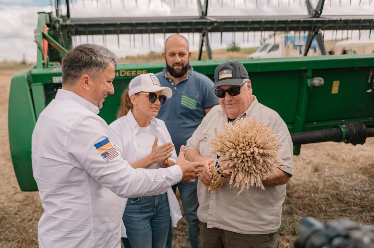 Американський мільярдер Говард Баффетт відвідав Рівненщину і попрацював на комбайні Американський мільярдер Говард Баффетт відвідав Рівненщину і попрацював на комбайні