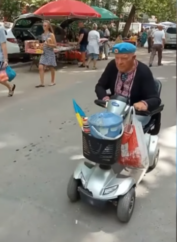 75-летний дедушка помогает ВСУ