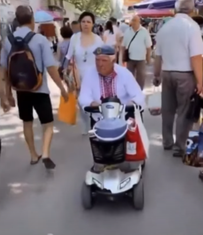 75-летний дедушка помогает ВСУ