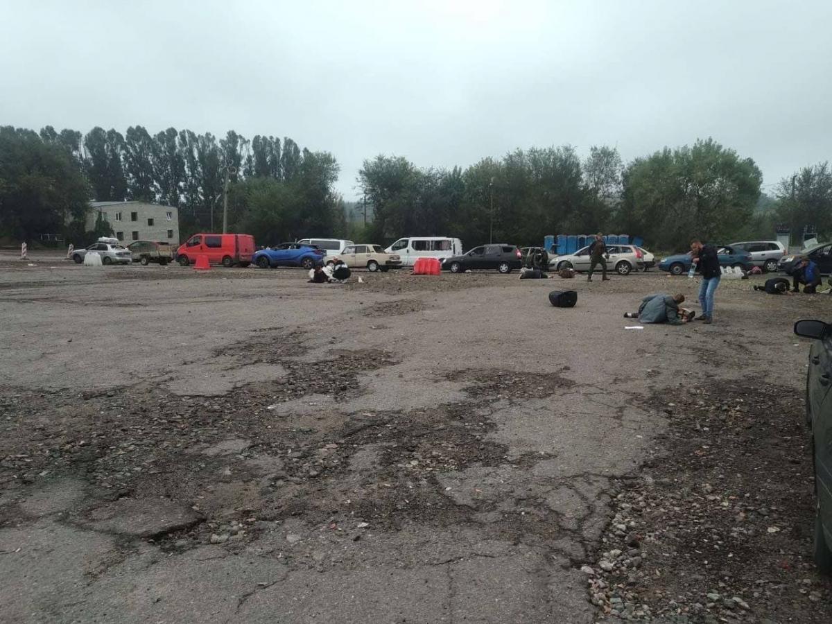 РФ ударила ракетой по гражданской колонне на выезде из Запорожья: 23 погибших, 28 раненых