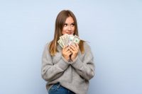 Утопают в любви и деньгах: какие 3 имени-талисмана защищают человека всю жизнь