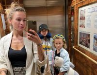 Росіянка за кордоном вдарила дівчинку з України через подушку із зображенням воїна ЗСУ