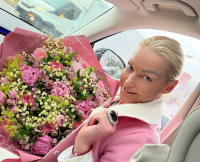 Так можно что-то подцепить: Волочкова вышла в люди с любимым, но стала посмешищем