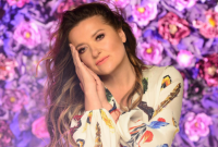 Наталья Могилевская похвасталась пышными формами в тонкой ночной сорочке