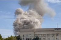 Гуркіт і гігантський стовп диму: у Херсоні приліт по адмінбудівлі окупантів