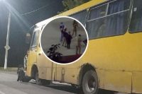 В ОРЛО жінка кинулася під автобус, в якому росіяни везли її чоловіка на фронт