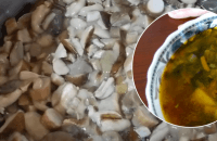 Знающие хозяйки не сливают воду после варки грибов: куда ее применяют