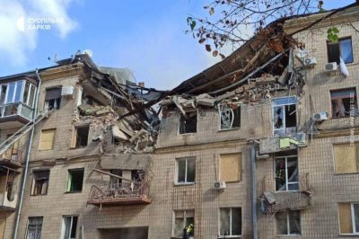 Війська Росії вдарили по центру Харкова - зруйновано багатоквартирний будинок, фото