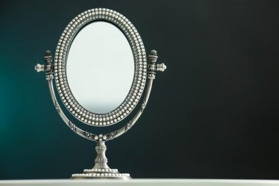 Може "з'їсти" красу та принести біду: чому не можна брати чужі дзеркала
