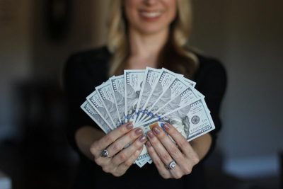 Деньги сыплются с неба: какие 5 женских имен всю жизнь купаются в богатстве