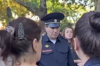 Бунт против мобилизации: в РФ женщины накинулись на чиновника со смелыми заявлениями