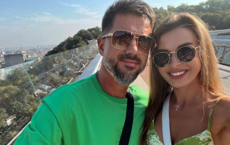 Поседел и "наел" животик: бывший муж Ани Лорак остепенился с новой пассией