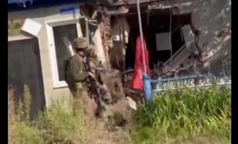 Сняли флаг оккупантов: спецназ ВСУ показал кадры из освобожденного села на Харьковщине