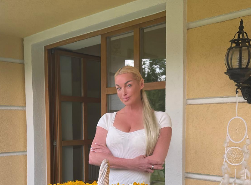 Зняла навіть купальник: Волочкова показала, як її парить мужик в лазні