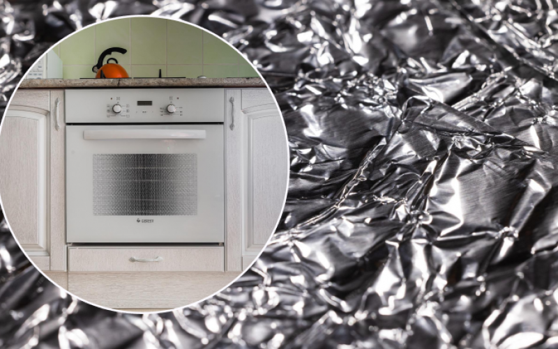 Власники дешевих духовок кладуть в них фольгу: навіщо вони так роблять