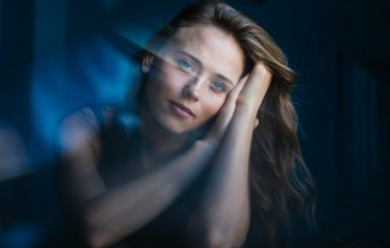 Анна Кошмал в белоснежном мини-платье похвасталась безупречными формами