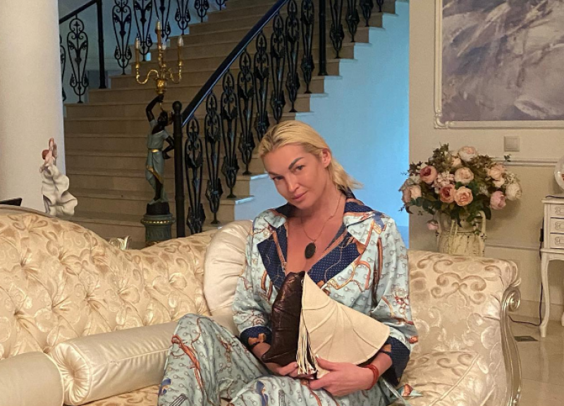 "Ви ж віруюча людина": Волочкова здалася з великим мужиком на ліжку, Панін зацінив