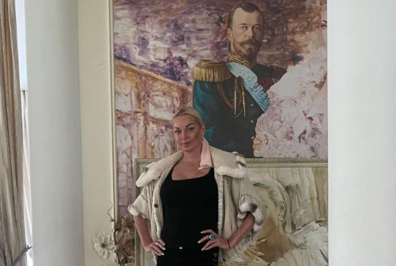 "Очі кровоточать": Волочкова показала свій "царський" будинок зсередини