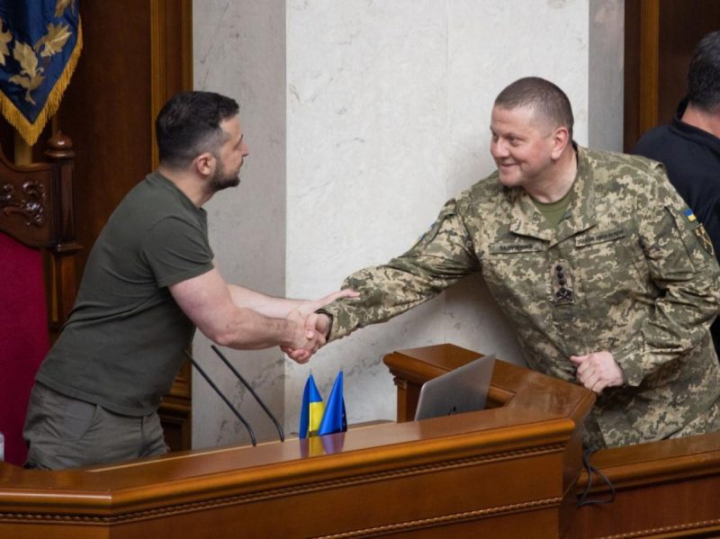 Зеленський довірив військові рішення генералам - Залужний