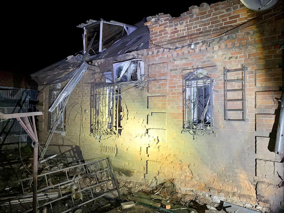 Наслідки обстрілу окупантами Нікополя – снаряд потрапив у житловий будинок Наслідки обстрілу окупантами Нікополя – снаряд потрапив у житловий будинок