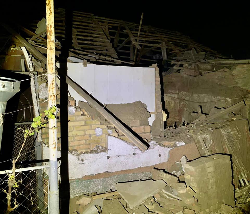 Наслідки обстрілу окупантами Нікополя – снаряд потрапив у житловий будинок Наслідки обстрілу окупантами Нікополя – снаряд потрапив у житловий будинок