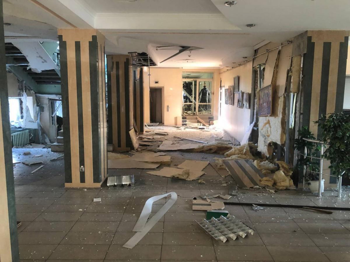 У Донецьку підірвали будівлю міськради У Донецьку підірвали будівлю міськради