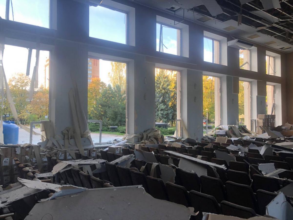 У Донецьку підірвали будівлю міськради У Донецьку підірвали будівлю міськради