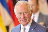 Короля Чарльза забросали яйцами