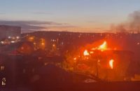 Круте піке: у РФ військовий літак Су-30 звалився на житлові будинки, є жертви