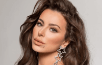 Запроданка Ані Лорак обернулася в фіранку, крізь яку просвічувалися м'ясисті стегна