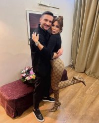 Лорак прижалась располнелыми бедрами к Лазареву, который поддержал войну в Украине