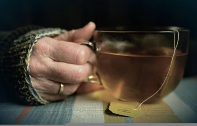 Почему никогда нельзя пить чай с ложкой в чашке: запреты, о которых никто не знал