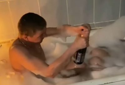 'Лучше бы на сварку посмотрел': Гордон показал 'романтические' вечера россиян в ванной 'Лучше бы на сварку посмотрел': Гордон показал 'романтические' вечера россиян в ванной