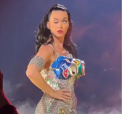 Может быть роботом: фанатов напугал глаз Кети Пэрри Может быть роботом: фанатов напугал глаз Кети Пэрри