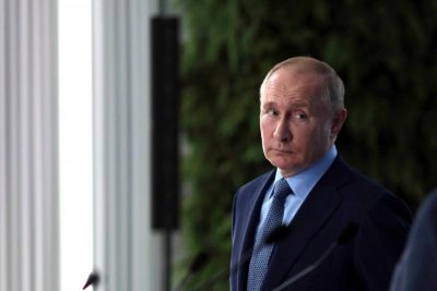 Приземлився на п’яту точку: незграбний Путін влип у конфуз в його резиденції – ЗМІ