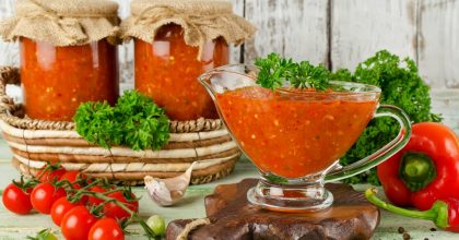 Аджика, от которой слюнки потекут: самый простой рецепт обалденной закуски