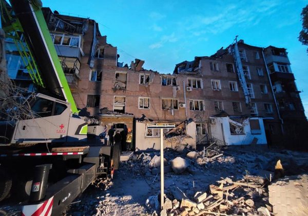 Окупанти вдарили по п'ятиповерхівці у Миколаєві: 11-річний хлопчик провів під завалами 6 годин