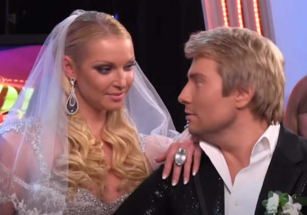 Porno filmda rus yosh ayollar