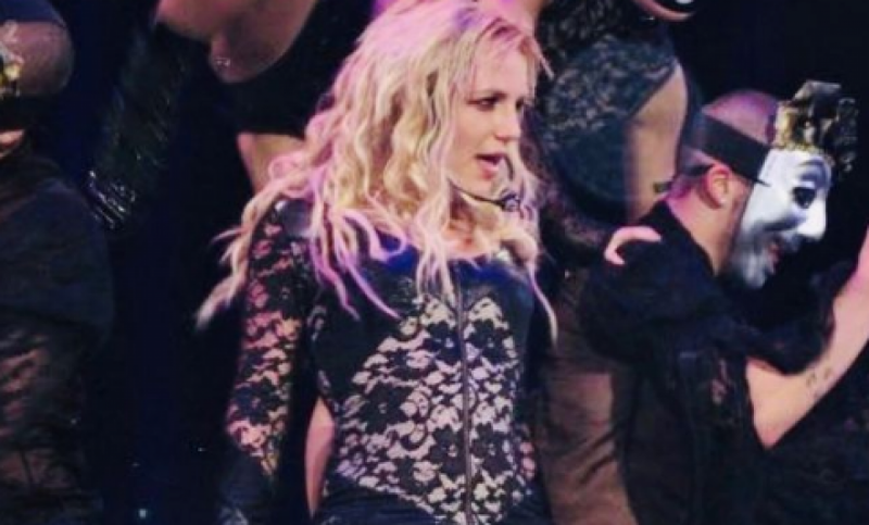 "Титни" снова в деле: Бритни Спирс в одной шляпе широко раздвинула ноги на камеру