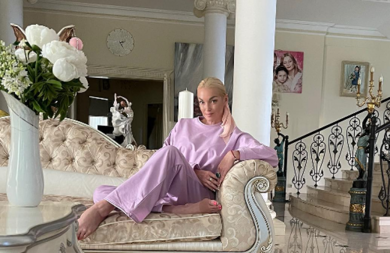 "Бедный подоконник": Волочкова показала подборку своих лучших шпагатов